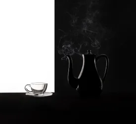 Il contrasto del caffè appena preparato