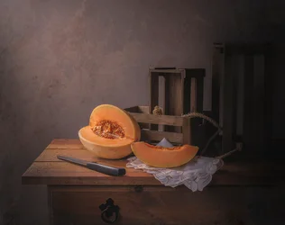 Natura morta con melone cantalupo caldo