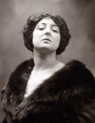 Ritratto a mezzo busto della famosa cantante d