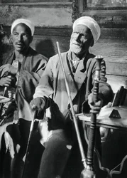 Fumare il narghilè, Il Cairo, 1937