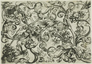 Ornamento a vite con pappagalli e uccelli