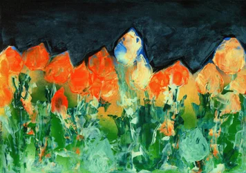 Cielo di pioggia nero su un paesaggio montano con fiori