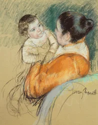 Madre Louise che solleva il suo bambino dagli occhi azzurri