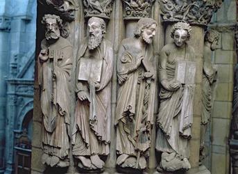 (dettaglio) del Portico de la Gloria che raffigura gli apostoli