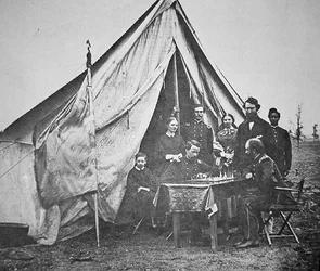 Il colonnello James P. McMahon con famiglia e amici che giocano a scacchi al quartier generale del 164° reggimento di fanteria di New York