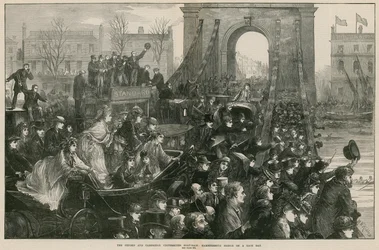 La gara di canottaggio Oxford e Cambridge: Ponte di Hammersmith il giorno della gara