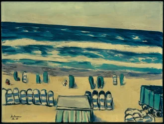 Mare blu con cabine da spiaggia