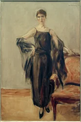 Genia Levine, in piedi