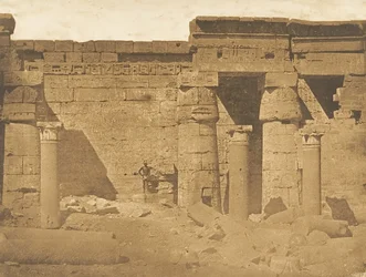 Corte del Palazzo di Ramses-Meiamoun, a Medinet-habou Tebe Resti di una Chiesa Copta, 1849-50
