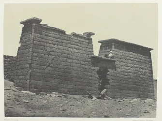 Hémi-Spéos De Séboua, Piloni; Nubia, lastra 98 dell