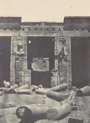 Tebe. Medinet-Habou. Parte orientale del Peristilio del Palazzo di Ramses-Miamun, 1850