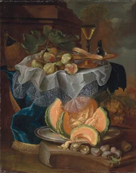 Fichi, una tazza dorata con un bicchiere di vino facon-de-venise, su un tavolo drappeggiato, un melone tagliato su un piatto di peltro con prugne su un plinto