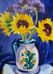 Girasoli in una brocca blu