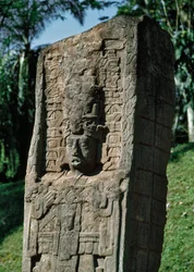 Dettaglio di una stele della Grande Piazza