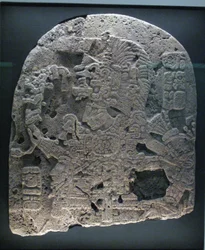 Frammento di pannello con sovrano, area di Peten, periodo classico tardo, 600-900 d.C.