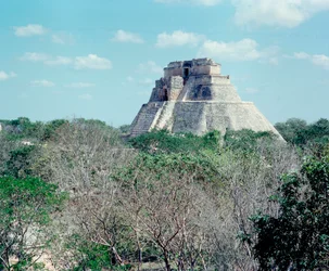 Civiltà precolombiana: veduta del tempio superiore sul sito di Uxmal, antica capitale Maya