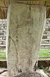 Stela 9 che raffigura Ajb’alun Haab’tal Wat’ul K’atel, Re Terminale Classico di Seibal, Guatemala, commemorando la fine del 9° Katun nel 849 d.C.