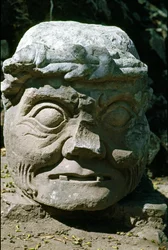 Scultura in pietra di una testa di vecchio chiamata il Vecchio di Copán, tempio 11