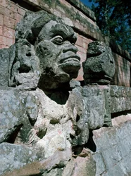 Sculture in pietra - tempio 11
