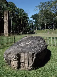 Altare zoomorfico G e pietra E