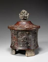 Un vaso tripode maya con coperchio e intagli, c.250-450