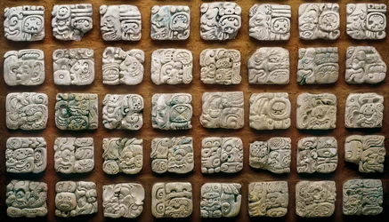 Calendario maya (320-1697) composto da diversi glifi