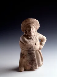 Arte precolombiana, civiltà maya, periodo classico: statuetta antropomorfa in terracotta raffigurante un giocatore di palla, con funzione di strumento musicale. Da San Agustín Acasaguastlán, El Progreso, Guatemala. Dimensioni: 19 x 8,5 cm. Guatemala
