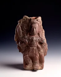 Arte precolombiana, civiltà Maya, periodo classico: statuetta di argilla antropomorfa che rappresenta una dea associata al mais, ha la funzione di fischietto. da Alta Verapaz, Guatemala. Dim. 23.5 x 14.5 cm Guatemala City, Museo Nazionale di Arc