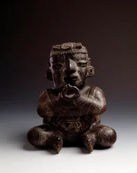 Arte precolombiana, civiltà maya, periodo iniziale: vaso antropomorfo in argilla raffigurante un uomo seduto con le mani unite a formare un cerchio. Da Uaxactún, Guatemala. Dimensioni: alt. 21,2 x larghezza 20,2 cm. Guatemala, Museo Nazionale di