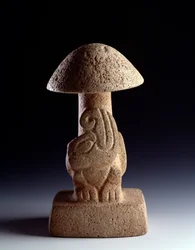 Arte precolombiana, civiltà maya, periodo preclassico: scultura in basalto a forma di fungo con la raffigurazione di un serpente stilizzato. Da Kaminaljuyú, Guatemala. Dimensioni 28,5 x larghezza 15,8 cm. Guatemala, Museo Nazionale di Archeologia ed
