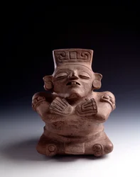 Arte precolombiana, civiltà Maya, periodo classico: vaso antropomorfo in argilla che raffigura un personaggio seduto, gambe e braccia incrociate, volto rivolto verso l