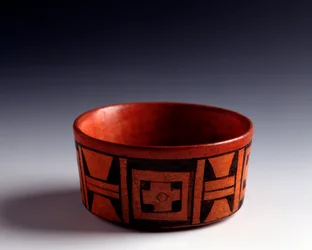 Arte precolombiana, civiltà maya, periodo classico: coppa in terracotta bicroma decorata con motivi geometrici. Da Tikal, Quiché, Guatemala. Dimensioni: altezza 5,7 x diametro 11,5 cm. Guatemala, Museo Nazionale di Archeologia ed Etnologia
