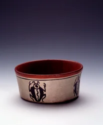 Arte precolombiana, civiltà Maya, periodo classico: coppa in argilla policroma decorata con coleotteri neri. Da Petén, Guatemala