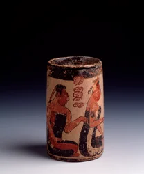 Arte precolombiana, civiltà Maya, periodo classico: vaso cilindrico in argilla decorato con due uomini e una donna che eseguono un rituale. Da Tayasal, Guatemala