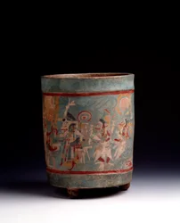 Arte precolombiana, civiltà Maya, periodo classico: vaso cilindrico in argilla policroma decorato con una scena cerimoniale con personaggi in processione. Da La Lagunita, Quiche, Guatemala. Guatemala, Museo Nazionale di Archeologia