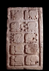 Arte precolombiana, civiltà maya, periodo classico: frammento di una scalinata recante glifi a bassorilievo. Dimensioni 35,5 x 61 cm. Guatemala, Museo Nazionale di Archeologia ed Etnologia