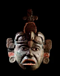 Arte precolombiana, civiltà maya, periodo classico: maschera funeraria in giadeite e conchiglie. Da Tikal, Petén, Guatemala. Dimensioni: 34,5 x larghezza 25,9 cm. Guatemala, Museo nazionale di archeologia ed etnologia