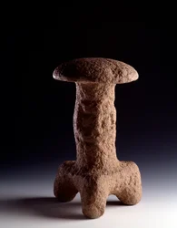 Arte precolombiana, civiltà maya, periodo classico: scultura in pietra a forma di fungo tripode. Da Chimaltenango, Guatemala. Dimensioni: 31,3 x larghezza 18 cm. Guatemala, Museo Nazionale di Archeologia e Etnologia