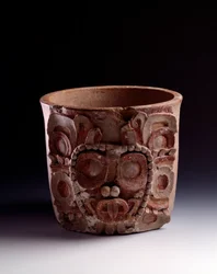 Arte precolombiana, civiltà Maya, periodo classico: vaso che decora la rappresentazione del dio solare. Da Peten, Guatemala. Guatemala, Museo Nazionale di Archeologia e Etnologia