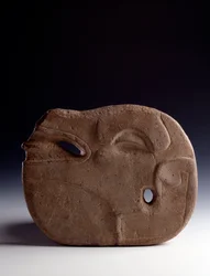 Arte precolombiana, civiltà maya, periodo classico: ascia zoomorfa in pietra scolpita raffigurante la testa di un cervo. Dimensioni 26,5 x larghezza 19,5 cm. Guatemala, Museo Nacional de Arqueología y Etnología