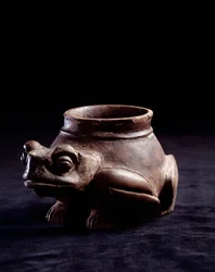 Arte precolombiana, civiltà maya, periodo classico terminale: vaso zoomorfo in argilla a forma di rana (o tartaruga). Da La Lagunita, Quiché, Guatemala. Altezza 11 x diametro 8,5 cm. Guatemala, Museo Nazionale di Archeologia ed Etnologia