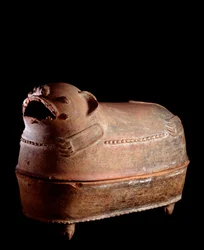 Arte precolombiana, civiltà maya, periodo classico tardo: urna funeraria tetrapode in argilla con coperchio a forma di giaguaro. Da Nebaj, Guatemala. Dimensioni: alt. 52 x larghezza 70 cm. Guatemala, Museo Nazionale di Archeologia e Etnologia