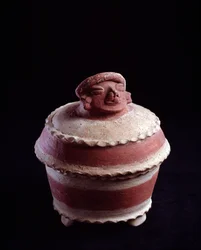 Arte precolombiana, civiltà maya, periodo classico tardo: urna funeraria tripode in argilla con coperchio a forma di testa umana. Da Nebaj, Guatemala. Dimensioni: alt. 21,6 x diam. 18,5 cm. Città del Guatemala, Museo Nazionale di Archeologia e Etnologia