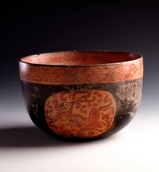 Arte precolombiana, civiltà Maya, periodo classico tardivo: vaso in argilla policroma decorato con glifi. Da Uaxactun, Quiche, Guatemala. Guatemala, Museo Nazionale di Archeologia e Etnologia