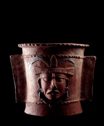 Arte precolombiana, civiltà maya, periodo classico tardo: urna funeraria cilindrica in argilla decorata con un volto umano. Da Quiché, Guatemala. Dimensioni: altezza 38.5 x diametro 39,5 cm. Guatemala, Museo nazionale di archeologia ed etnologia