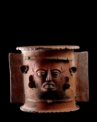 Arte precolombiana, civiltà maya, periodo classico tardo: urna funeraria cilindrica in argilla decorata con un volto umano. Da Quiché, Guatemala. Altezza 33,5 x diametro 33 cm. Guatemala, Museo Nazionale di Archeologia ed Etnologia