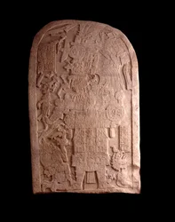 Arte precolombiana, civiltà Maya, periodo tardo classico: stele di pietra da Machaquila, Peten, Guatemala. Guatemala, Museo Nazionale di Archeologia e Etnologia