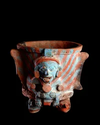 Arte precolombiana, civiltà Maya, periodo postclassico: vaso tripode con incensiere in argilla decorato con una testa. Da Nebaj, Quiche, Guatemala. Guatemala, Museo Nazionale di Archeologia e Etnologia