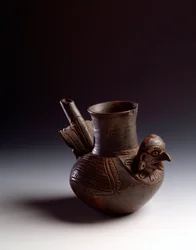 Arte precolombiana, civiltà maya, periodo postclassico: vaso zoomorfo raffigurante un uccello. Da Asunción Mita, Jutiapa, Guatemala. Dimensioni: alt. 15,5 x diam. 7,6 cm. Guatemala, Museo nazionale di archeologia ed etnologia