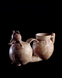 Arte precolombiana, civiltà maya, periodo preclassico: doppio vaso in terracotta, con un elemento a forma di coati e l